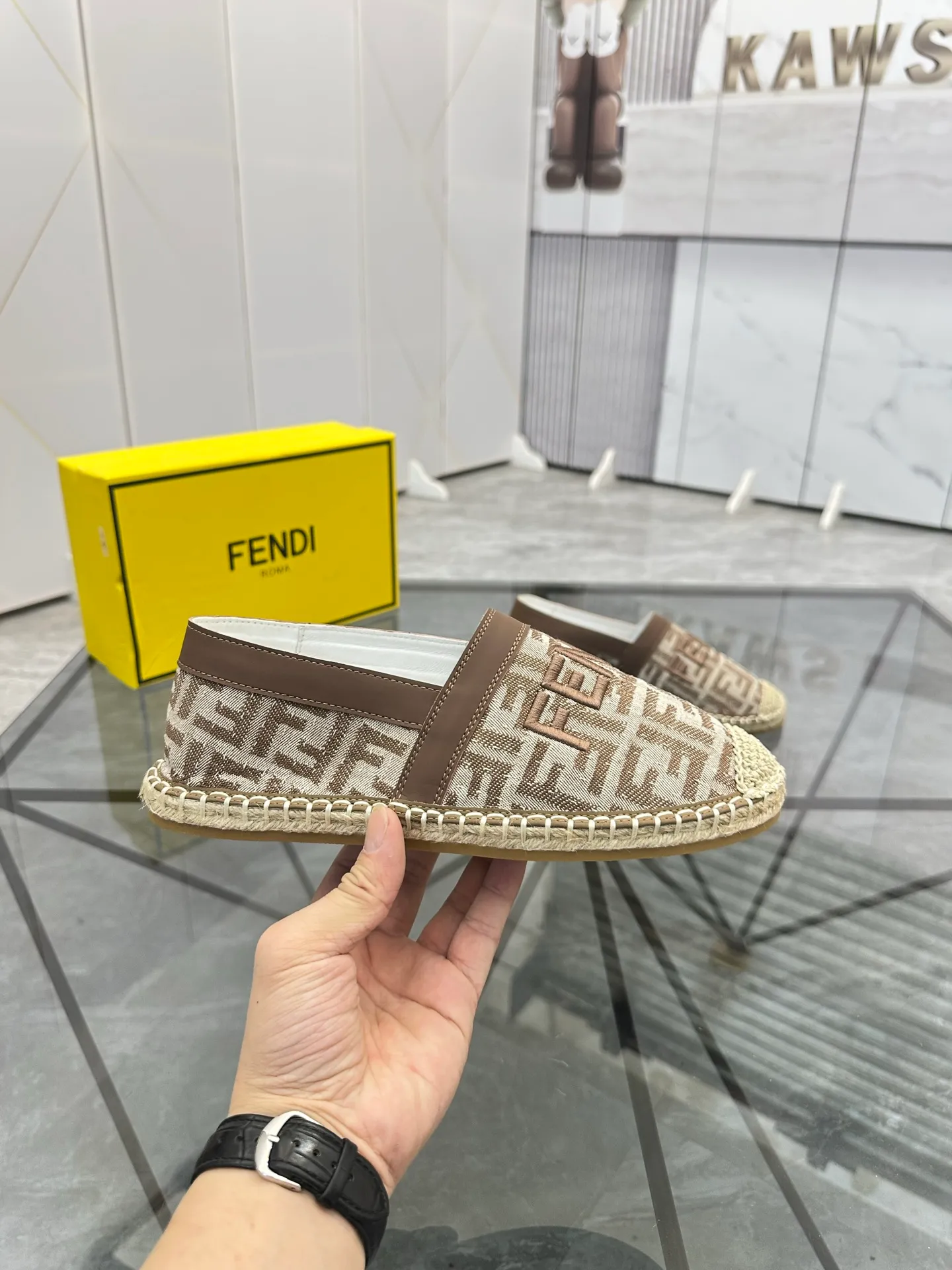 Selling men's shoes 💰: 💰P420¥ Product trademark: Fendi* "Fendi*" low-top fisherman's shoes Regular size: 38-44 (can be customized to 37.45) Product materials: upper imported cowhide stitched with original fabric, sheepskin lining, original outsole. Number: 1023